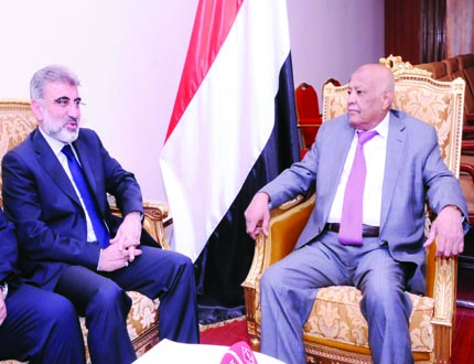 باسندوة أثناء استقباله وزير الطاقة والمصادر الطبيعية التركي أمس